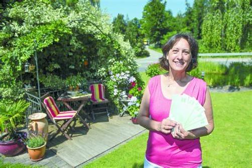 So sieht eine strahlende Gewinnerin aus: Krimhild Hielscher freute sich sehr über den Hauptgewinn. Foto: D. Stiplovsek