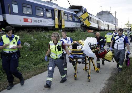 Sorgte für einen Großeinsatz von Rettungskräften: schwere Zugkollision in der Schweiz mit mindestens 35 Verletzten. Foto: REUTERS