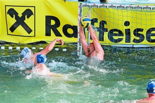 Tibor Nagy (Bregenz/Dornbirn) scheitert in aussichtsreicher Position am Goalie der Waterpolo Lions. schwämmle