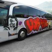 Wartehäuschen und Reisebusse beschmiert