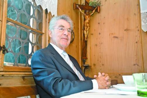 Unterm Herrgottswinkel im Hittisauer Hotel Schiff: Bundespräsident Fischer im Gespräch mit den Bundesländerzeitungen. FotoS: VN/Philipp Steurer