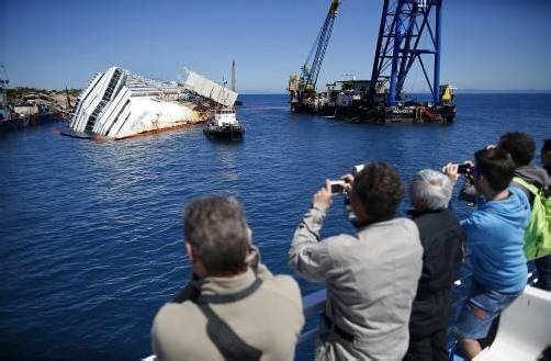 Vor den Augen der Touristen
rostet das Schiff vor sich hin.