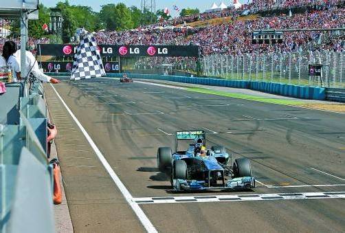 Zielflagge in Budapest für Lewis Hamilton – der Mercedes-Pilot streckt zum Zeichen des Triumphs seine Hand in die Höhe. Foto: gepa