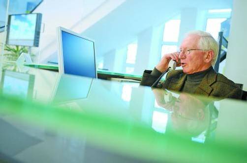 Ältere sollen am Arbeitsmarkt besser eingebunden werden und später in Pension gehen, meint Strolz. Foto: DPA