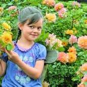Die kleine Hannah inmitten von Rosen