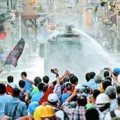 Mit Wasserwerfer und Tränengas gegen friedliche Demonstranten