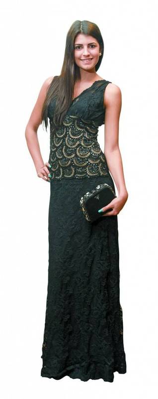 Klassisch: Elegantes Spitzenkleid mit Pailletten von Olvi’s (1489 Euro) mit passender Prada-Clutch (1620 Euro).