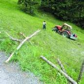 Tödlicher Unfall Frau unter Traktor eingeklemmt /B1
