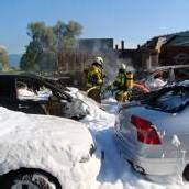 Durch die Hitze fingen sieben Autos Feuer