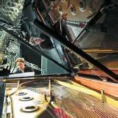 Starker Auftritt Musik unter dem Wal-Skelett /D5