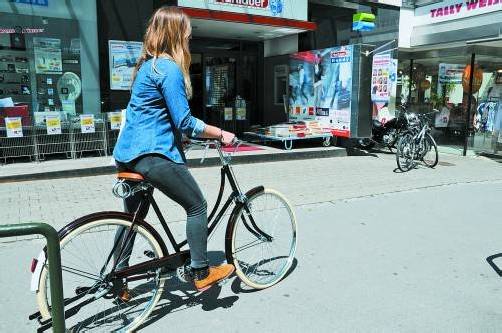 . . . wird täglich eines im Stadtraum abgestellt. Bislang wurden sie von den Passanten als willkommenes Gefährt angenommen. Foto: KR, AG