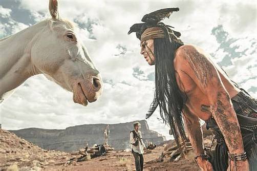 Als schwarz-weiß bemalter Indianer kehrt Johnny Depp auf die Leinwand zurück. Foto: Walt Disney
