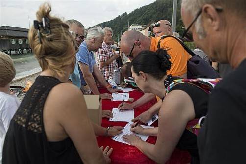 Im Sommer sammelte „mehramsee“ Unterstützungserklärungen entlang der Pipeline. Die Bahn zweigleisig ausbauen und unter die Erde verlegen? Viele haben unterschrieben.  Foto: VN/Stiplovsek