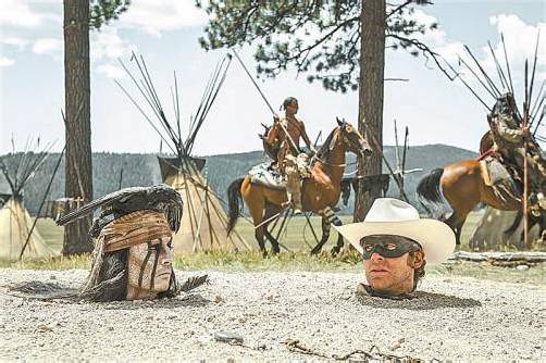 An der Seite von Armie Hammer (r.) in der Rolle des John Reid (Lone Ranger) spielt Johnny Depp (l.) den schlauen Indianer Tonto. Foto: Disney