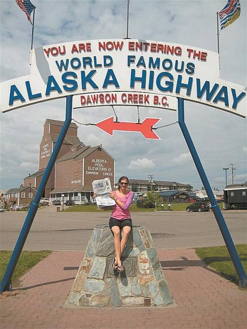 Auf ihrer Reise ins Yukon-Territorium legte Johanna Gunz am Alaska Highway einen Foto-Stopp in Dawson Creek ein. „Unsere Verwandtschaft hat sich sehr über die Vorarlberger Zeitung gefreut.“ Jetzt ist der Schnappschuss reif für einen Eintrag im XL-Fotobuch von Hartlauer.