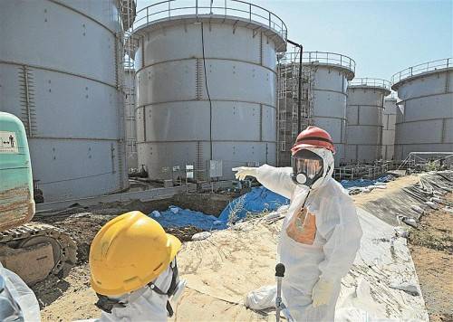 Aus einem Tank in der Atomruine Fukushima waren mindestens 300 Tonnen radioaktiv verseuchten Wassers herausgesickert. epa