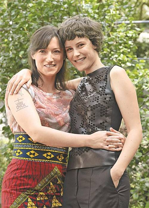 Autorin Charlotte Roche mit der Hauptdarstellerin von „Feuchtgebiete“, Carla Juri. Foto: AP