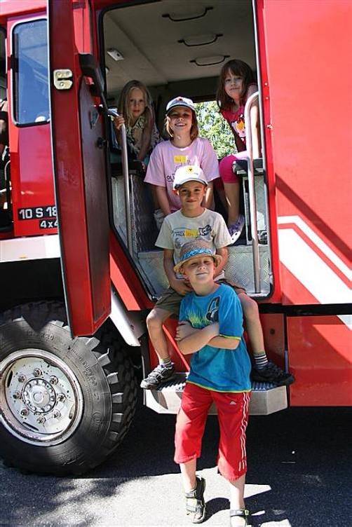 Begeistert: Götzner Kinder im Feuerwehrauto. Foto: fep