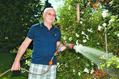Bei Hitze ist Peter Wöss als Gärtner besonders gefordert. foto: VN/Hb