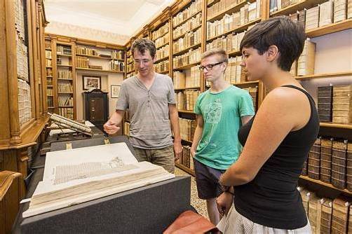 Besucher im Herzstück der Landesbibliothek. Foto: Stiplovsek
