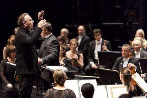 Bregenz, 15.08.2011
Orchesterkonzert Festpiele
Hallé Orchestra, Manchester
Konzert Michelangelo
Dirigent: Sir Mark Elder
Alexei Tanovitski, Bass
D. Schostakowitsch: Suite nach Gedichten von Michelangelo Buonarroti fuer Bass und Orchester, op. 145a
P. I. Tschaikowsky: Symphonie Nr. 6