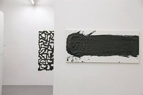 Christian Stock bringt einen „fetten Strich“ in sattem Schwarz auf die Leinwand. Fotos: AG