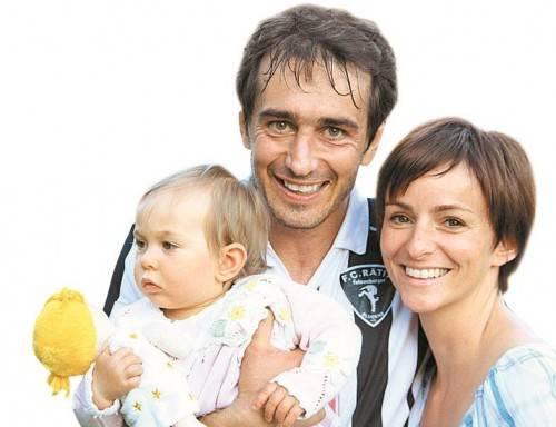 Coach Didi Berchtold mit Gattin Brigitte und Töchterchen Madita. Knobel