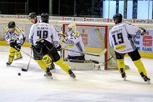DEC-Goalie Adam Dennis war im Spiel gegen Schwenningen ein sicherer Rückhalt und zeigte mehrmals seine Klasse. Foto: GEPA