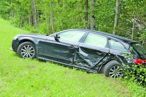 Das Fahrzeug des 48-Jährigen wurde in eine Wiese geschleudert. Foto: Vol.at/M. Rauch