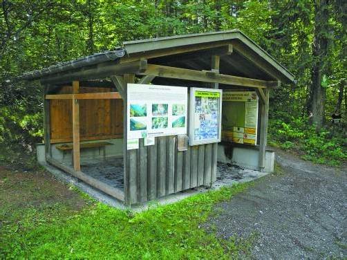 Das Holzgebäude wurde durch das Feuer beschädigt. Foto: PI Nenzing