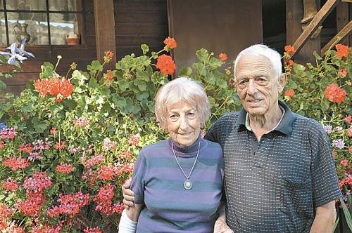 Das Paar inmitten der Blumen im „geliebten Ried.“