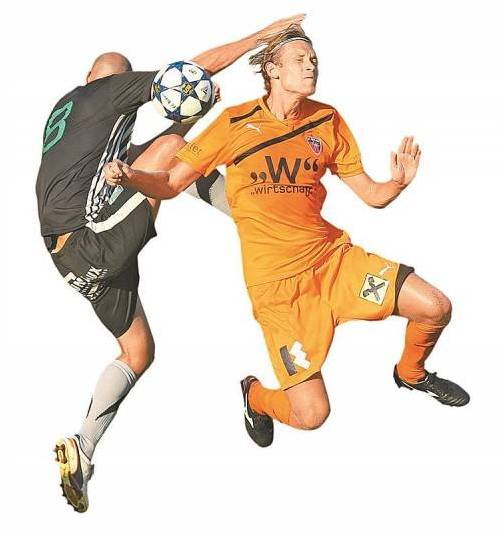 Das erste Aufeinandertreffen – im Viertelfinale des Wälder Cups – hat Harald Dürr (l.) mit Alberschwende gegen Tomasz Pekalas Bizau für sich entschieden: Sieg im Elferschießen und zwei Dürr-Treffer. Foto: Hofmeister