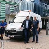Wasserwerk in Hard hat neues Dienstfahrzeug