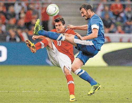 Der Kampf um den Ball ist erbittert, Zlatko Junuzovic (l.) hat gegen Vassilis Torosidis das Nachsehen. Foto: gepa