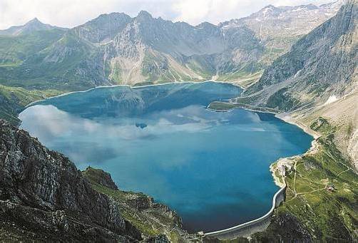 Der Lünersee unterhalb der Schesaplana: Hier sollen KZ-Schergen am Ende des Zweiten Weltkriegs einen „Nazi-Schatz“ vergraben haben. Foto: viw/vkw