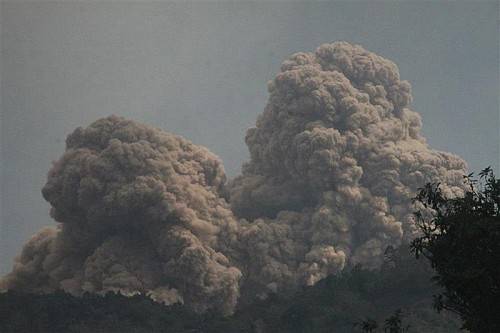 Der Vulkan Paluweh hat eine Aschewolke 2000 Meter hoch in den Himmel gespien. Rund 3000 Menschen wurden evakuiert. Foto: ap