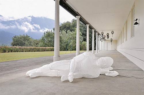 Der kanadische Künstler Max Streicher ist mit seinen bekannten Inflatables vertreten. Dahinter: „Das archimedische Prinzip“ von Ines Agostinelli.  Fotos: Agostinelli