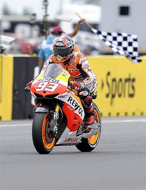 Derzeit eine Klasse für sich in der Königsklasse MotoGP: Der spanische Gesamtführende Marc Marquez mit seiner Honda. Foto: epa