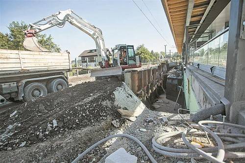 Die Arbeiten am Unterbau für die Gleisanlagen 3 und 5 werden derzeit ausgeführt. Foto: VN/STEURER