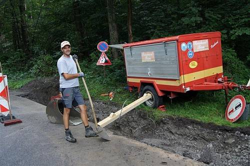Die Arbeiter erneuern zurzeit eine 300 Meter lange Druckleitung für eine Wasserturbine. Foto: eh