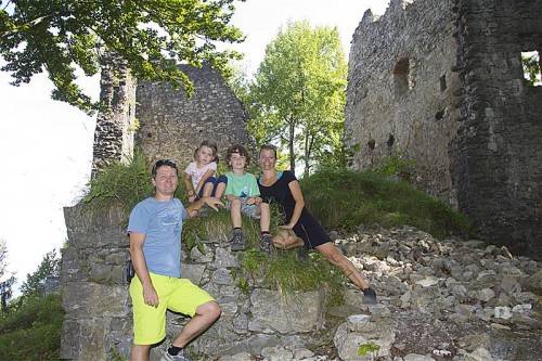 Die Burgruine Alt-Ems erwies sich als besonderer Anziehungspunkt für Stefan, Natalie, Simon und Mona Koller.