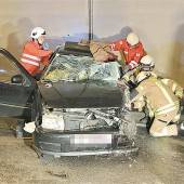 Auto kollidierte im Tunnel mit Sattelschlepper