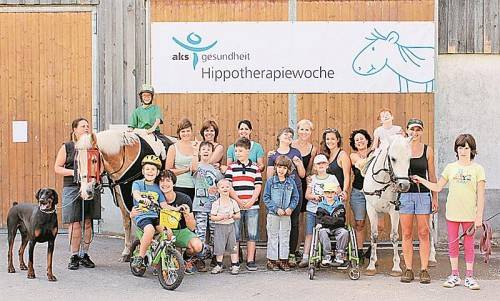 Die Kinder hatten großen Spaß und genossen das therapeutische Zusammensein mit den Pferden im Reitstall Auhof in Bürs. Foto: aks