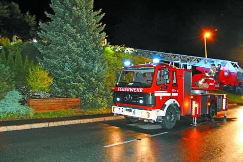 Die Schwerverletzte musste aufgrund des steilen Geländes von der Feuerwehr mit der Drehleiter geborgen werden. Foto: VOL.at/M. Rauch