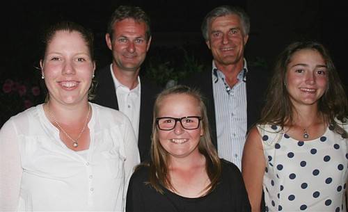 Die Top 3 Julia Unterweger, Janika Rüttimann und Julia Jäger (v. l.) mit Richard Fischer (Präsident) und Arno Gasser. Foto:VErein