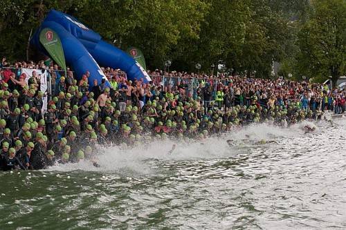 Die internationale Triathlon-Elite trifft sich am Sonntag beim Trans Vorarlberg Triathlon. Der Massenstart im Bregenzer Hafenbecken ist beeindruckend. foto: Trans vorarlberg triathlon