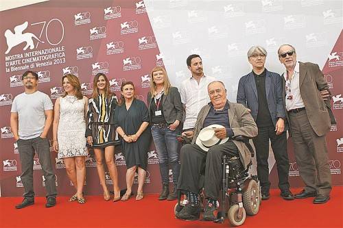 Die neun Mitglieder der Jury (v. l.): Jiang Wen, Martina Gedeck, Virginie Ledoyen, Carrie Fisher, Andrea Arnold, Pablo Larrain, Bernardo Bertolucci, Ryuichi Sakamoto und Renato Berta. Foto: APA