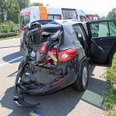 Lkw rammt Pkw: Drei Verletzte