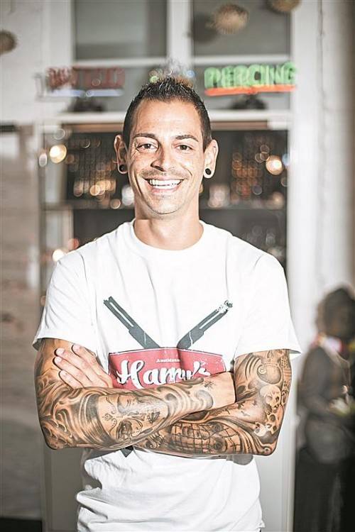 Ein Gesamtkunstwerk: Sein erstes Tattoo ließ sich Christian Huber mit 17 Jahren stechen, seither kommen regelmäßig neue dazu. Foto: VN/Steurer