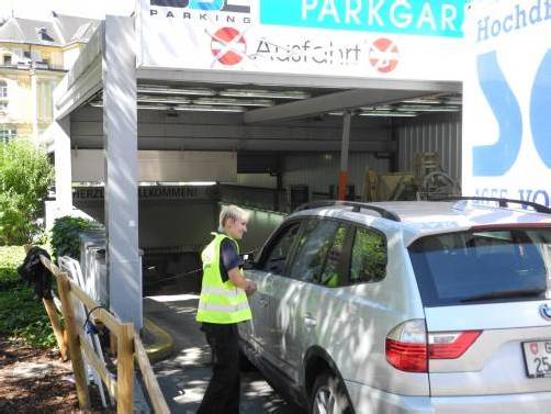 Einfahrt „Rösslepark“: Das Ticket wird derzeit händisch übergeben.